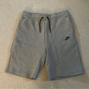 Nike NSW Tech shorts -Never worn!